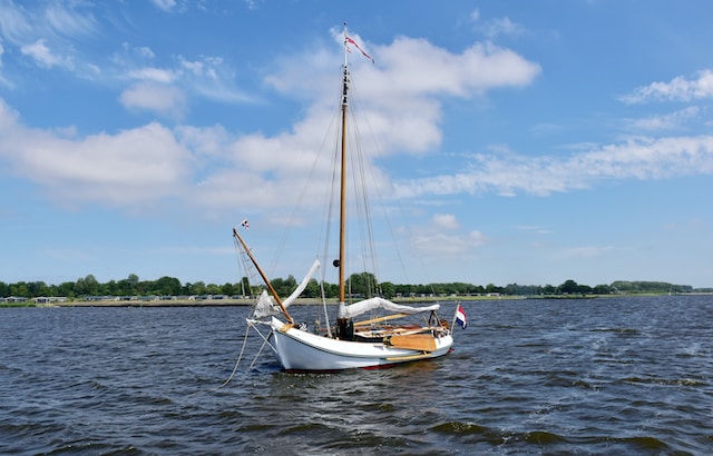 Wenn Sie nach Leeuwarden reisen, lohnt es sich, eine Segeltour durch Friesland zu machen.